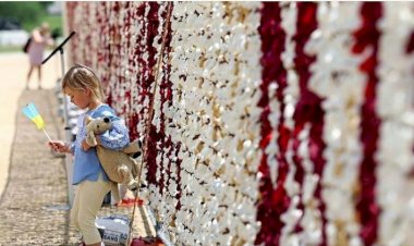 Manifestantes exibem 20.000 ursinhos para crianças ucranianas desaparecidas