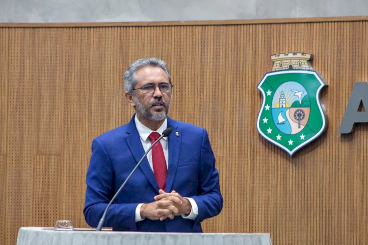 Entre afagos a Cid e indireta a Ciro: os recados de Elmano na Alece