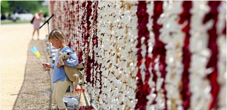 Manifestantes exibem 20.000 ursinhos para crianças ucranianas desaparecidas