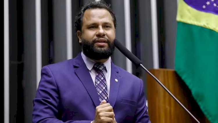 Grupo da produtora do filme de Bolsonaro recebeu R$ 100 milhões da Prefeitura de SP e é ligado à Igreja Universal, afirma deputado